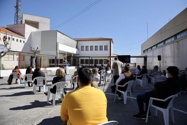 CLM | Núñez y el PP se comprometen a defender a maestros y profesores para construir una región 'de futuro y de libertad'