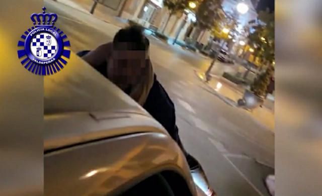 PILLADA | Conduce con un joven encima del capó, sube un vídeo a redes y le caza la policía