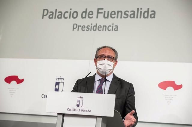 El consejero de Hacienda y Administraciones Públicas, Juan Alfonso Ruiz Molina, en rueda de prensa. - JCCM