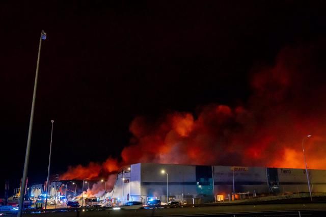 SESEÑA | Decenas de bomberos continúan trabajando en el fuego de las naves