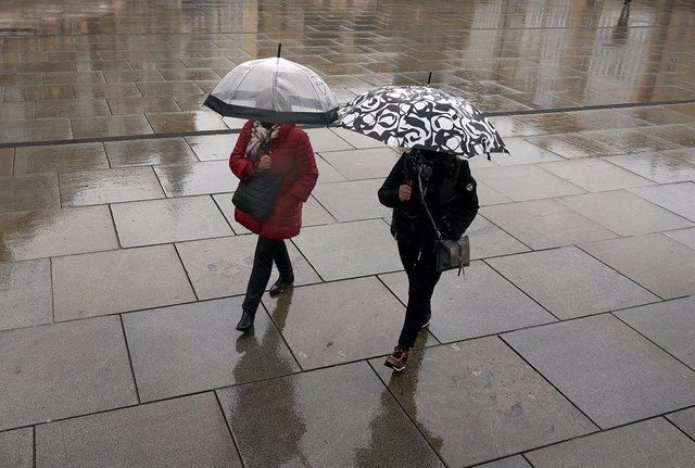 Dos personas se refugian con un paraguas de la lluvia. - Pablo González - Europa Press - Archivo