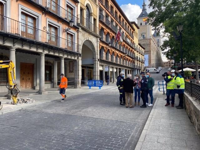 La alcaldesa de Toledo, Milagros Tolón, en la zona de la avería de la tubería de gas natural, en la Plaza de Zocodover