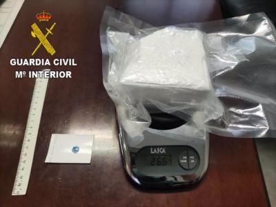 Le paran en un control y le pillan con una roca de cocaína