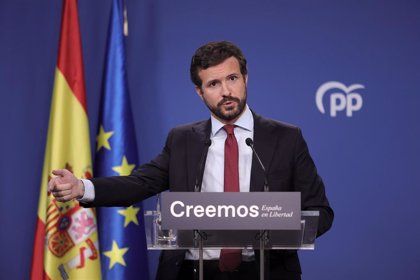 Casado no dimite y pide a Feijóo que se presente como candidato