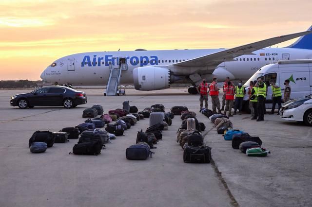 Equipajes de refugiados afganos en la base aérea de Torrejón - Jesús Hellín - Europa Press