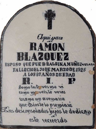 Exposición de placas funerarias en cerámica de Talavera