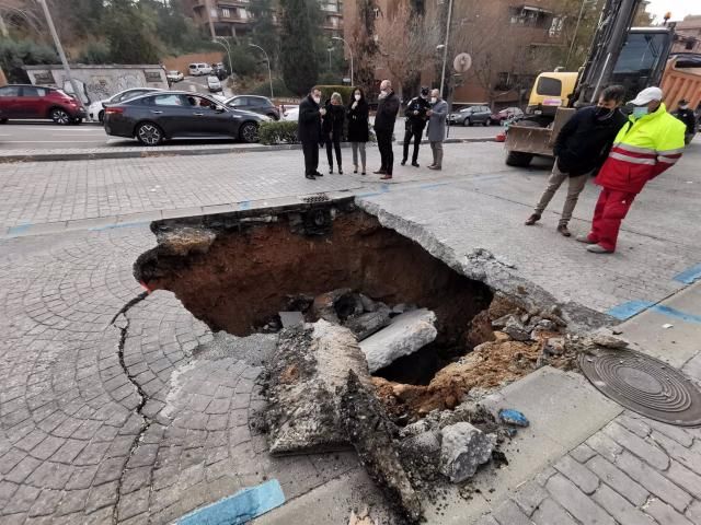 El impresionante socavón en una de las zonas más transitadas de la ciudad