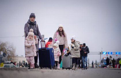 Dos mujeres con niños cruzan la frontera entre Polonia y Ucrania. - KAY NIETFELD/DPA