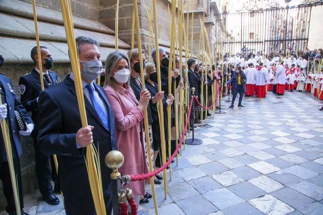 Page y Tolón asisten a la celebración del Domingo de Ramos en la Catedral de Toledo