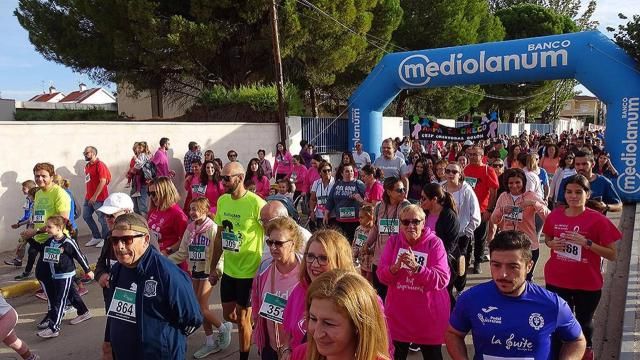 Una marea rosa corre contra el cáncer en Quintanar de la Orden