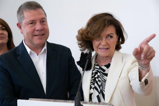 El presidente de Castilla-La Mancha y candidato a la reelección, Emiliano García-Page, y la exvicepresidenta del Gobierno Carmen Calvo - DAVID ESTEBAN/PSOE