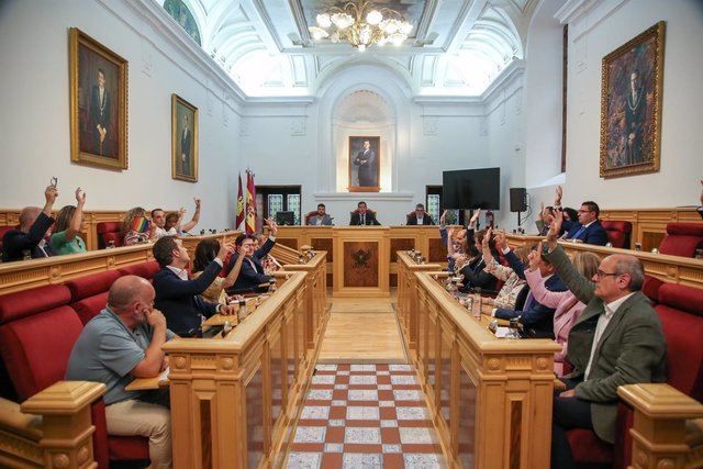 Primer pleno en el Ayuntamiento de Toledo.