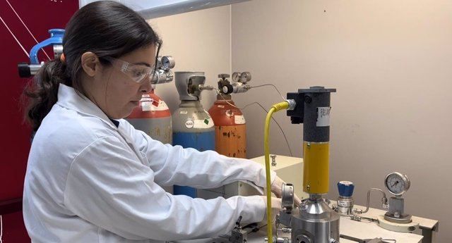 Investigadora en una laboratorio.