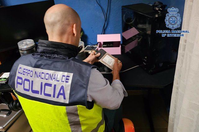 Detenido en Bargas (Toledo) un varón en posesión de miles de archivos de pornografía infantil. - POLICÍA NACIONAL