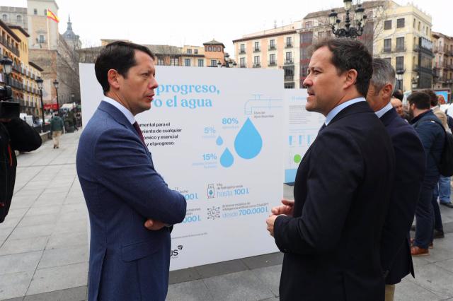 El alcalde de Toledo, Carlos Velázquez, participa en la inauguración de la exposición de Tagus