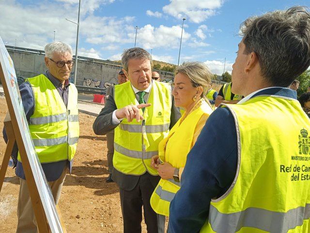 El secretario de Estado de Transportes y Movilidad Sostenible, José Antonio Santano,  junto a la delegada del Gobierno de Castilla-La Mancha, Milagros Tolón 