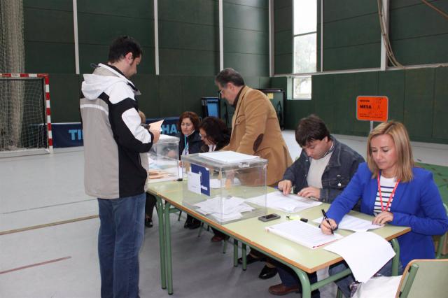 Personas votando. - EUROPA PRESS - Archivo