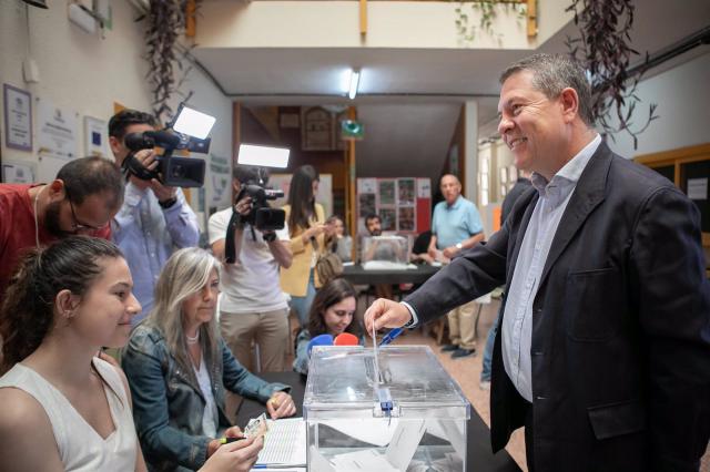 El presidente de C-LM y secretario general del PSOE en la región, Emiliano García-Page, votando en las elecciones al Parlamento Europeo. - JCCM