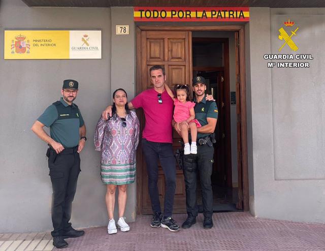 Dos guardias civiles salvan a una niña con síntomas de asfixia. - GUARDIA CIVIL