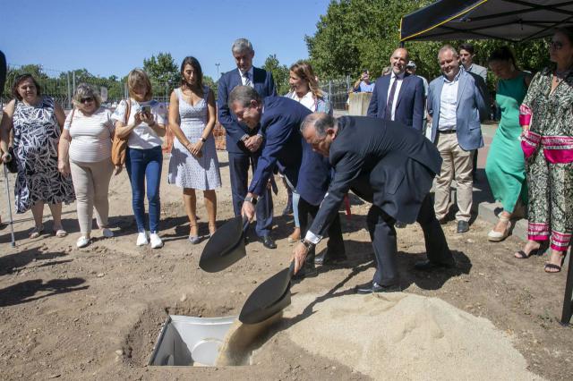 El presidente de Castilla-La Mancha, Emiliano García-Page, ha colocado la primera piedra del nuevo Centro de Día para personas con alzheimer y el Centro de Mayores de Talavera