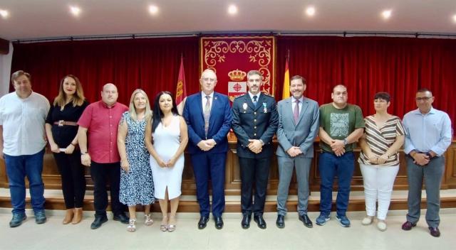 Acto de imposición de la Cruz de Plata al Mérito Civil al agente de Policía Nacional Luis Muñoz