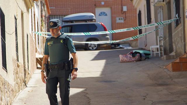 Un agente de la Guardia Civil en el lugar donde se han producido los hechos