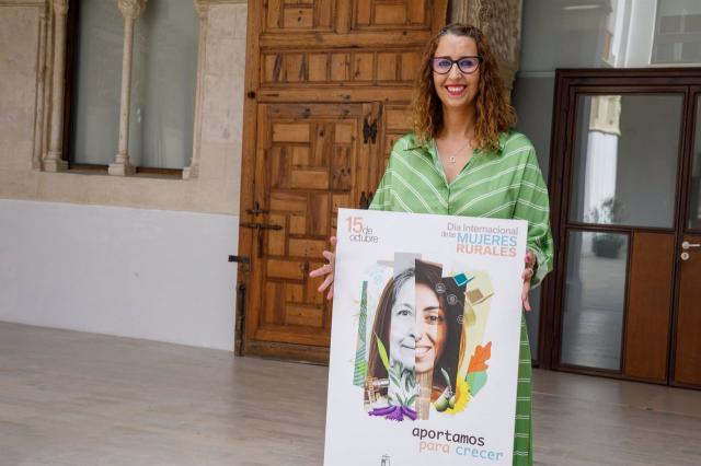 La consejera de Igualdad, Sara Simón, con el cartel del Día de las Mujeres Rurales. - DAVID ESTEBAN GONZALEZ/JCCM