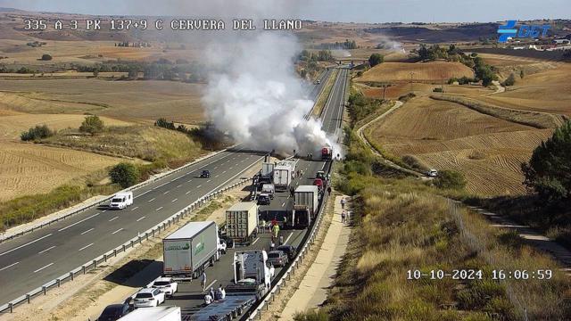 El incendio en un camión que portaba vehículos en Cervera del Llano (Cuenca) provoca un corte en la A-3