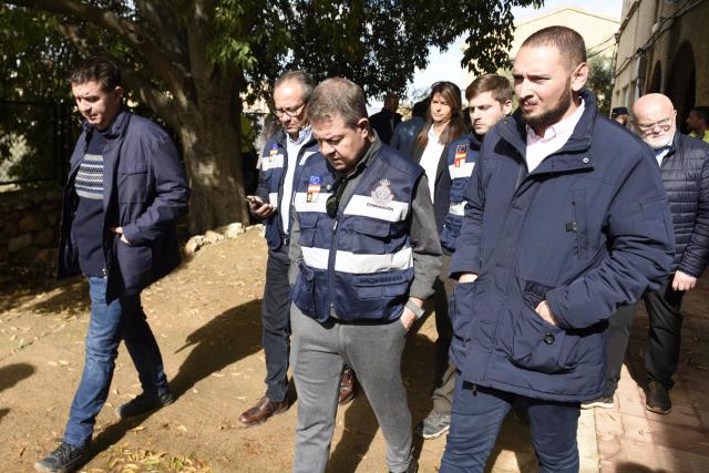 El presidente del Gobierno regional, Emiliano García-Page y el alcalde de Letur, Sergio Marín. - VÍCTOR FERNÁNDEZ/EP