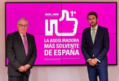 Soliss Seguros entrega su calendario a Iván Cerdeño