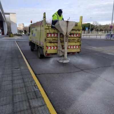 TALAVERA | El Ayuntamiento esparce sal para evitar accidentes con las heladas