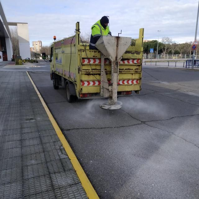 TALAVERA | El Ayuntamiento esparce sal para evitar accidentes con las heladas