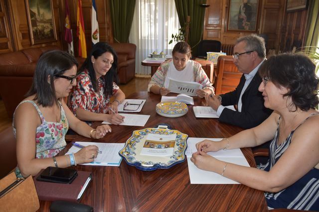 Juan Carlos Santos reunido con el Ayuntamiento de Talavera