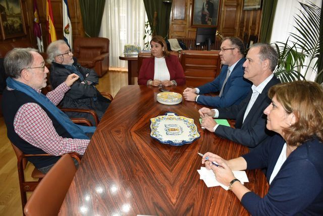 Reunión de la alcaldesa con los dos prestigiosos urbanistas españoles.