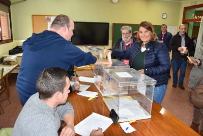 Tita Garc&#237;a y Montse Muro depositan su voto en Talavera