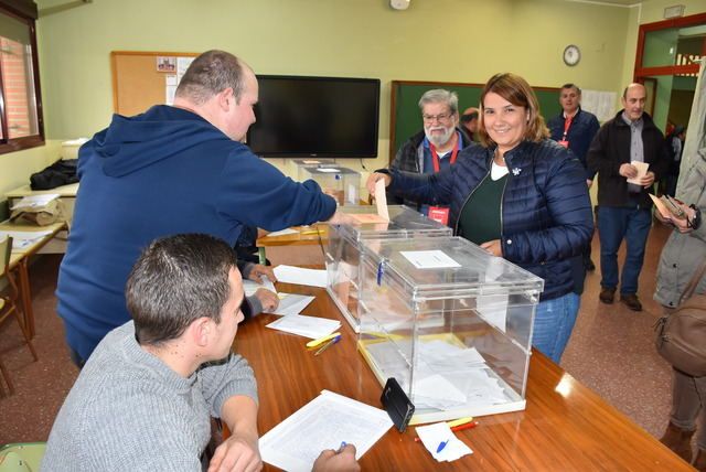 Tita deposita el voto.