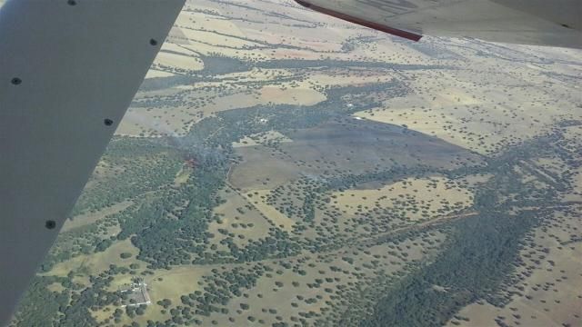 16 medios, tres de ellos aéreos, participan en las labores de extinción de un fuego en Retuerta del Bullaque