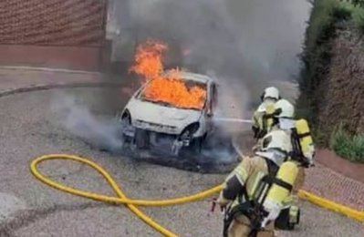 Un coche en llamas provoca el pánico en una urbanización de Toledo