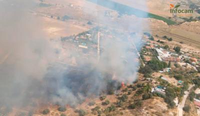 Un incendio más: Los bomberos luchan contra las llamas en Las Herencias