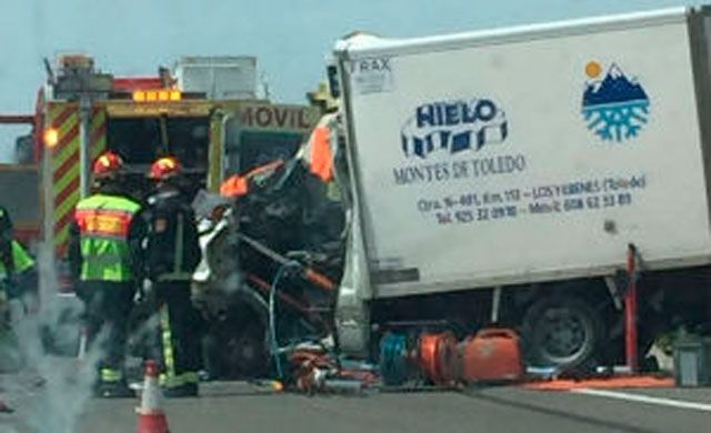 Fallece un conductor tras colisionar contra un camión en Mora