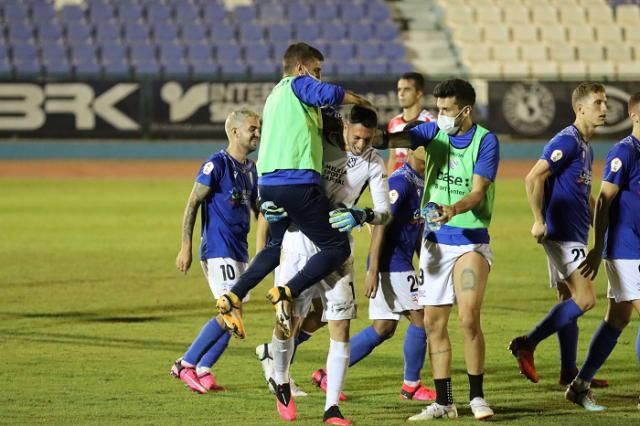 Alegría de los jugadores melillenses tras imponerse a Unionistas Salamanca en los penaltis | UD Melilla