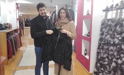 La ganadora del sorteo navideño de la ACT invierte el premio en seis tiendas