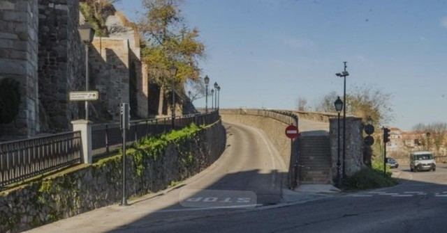 Comienzan las obras de derribo del último tramo del muro de la calle Gerardo Lobo