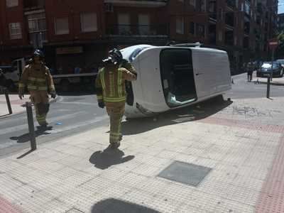 VÍDEO | Colisión con vuelco en el cruce de la calle Isaac Gabaldón