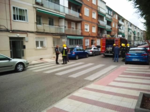 Los bomberos acudieron a la vivienda.