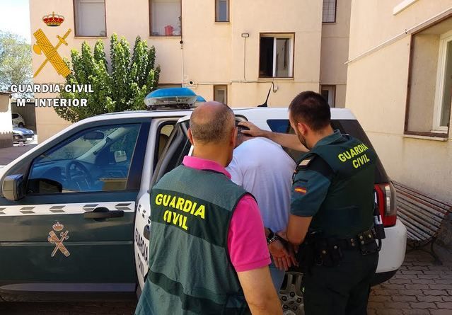 La Guardia Civil deteniendo a uno de los autores.