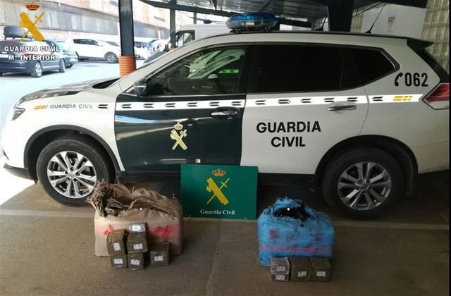 La Guardia Civil halla 67 kilos de hachís abandonados en la A-4 a su paso por Tembleque