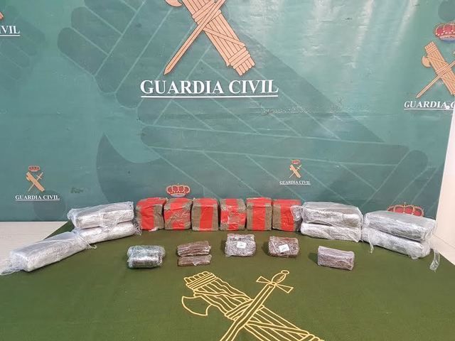 Foto de los paquetes de Hachís incautados por la Guardia Civil.