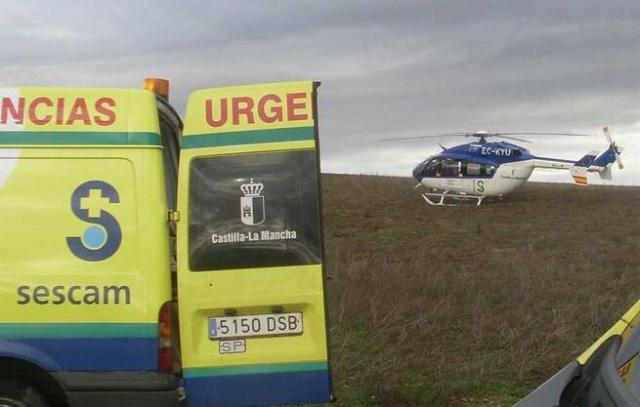 Tres heridos tras un choque frontal entre dos turismos y un camión