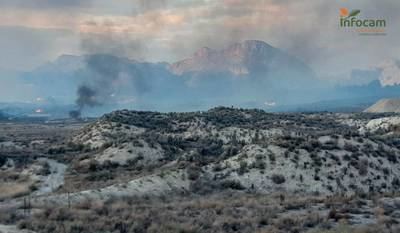 Incendio forestal: Seis medios terrestres y 30 personas trabajan en sofocar las llamas